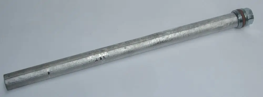 Metallische Anode mit Gewinde, möglicherweise Teil eines Heizsystems von Daikin, länglicher Körper mit einer geschlossenen Spitze.